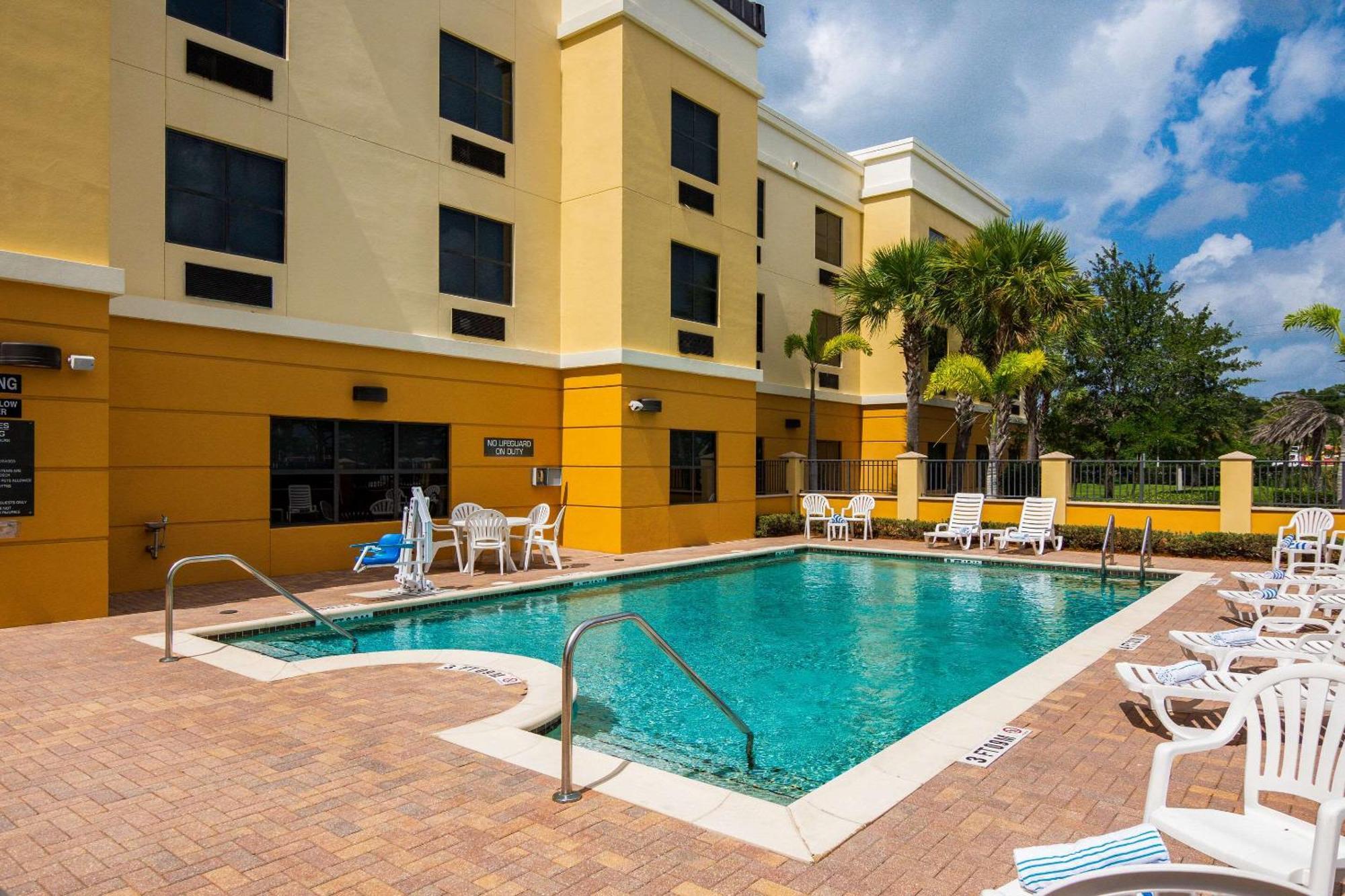 Comfort Suites Vero Beach I-95 Buitenkant foto
